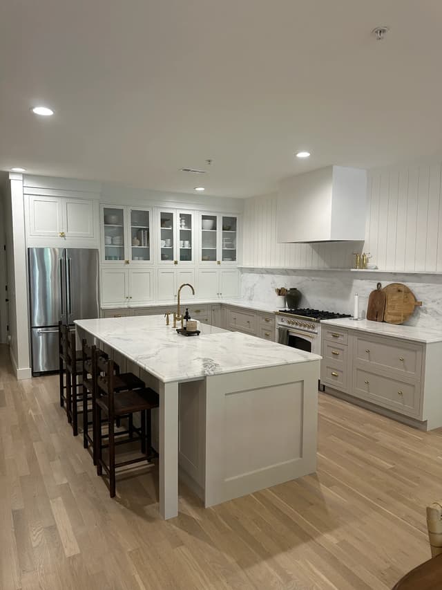 The completed Coastal Chic kitchen by Magnolia Cabinet Co.